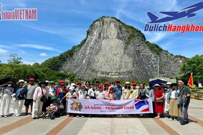 Khách chụp ảnh lưu niệm