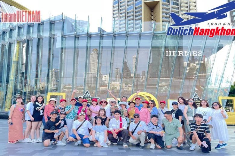 Khách chụp ảnh lưu niệm