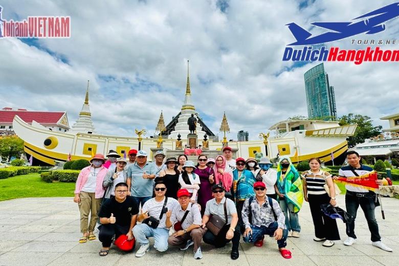 Khách chụp ảnh lưu niệm