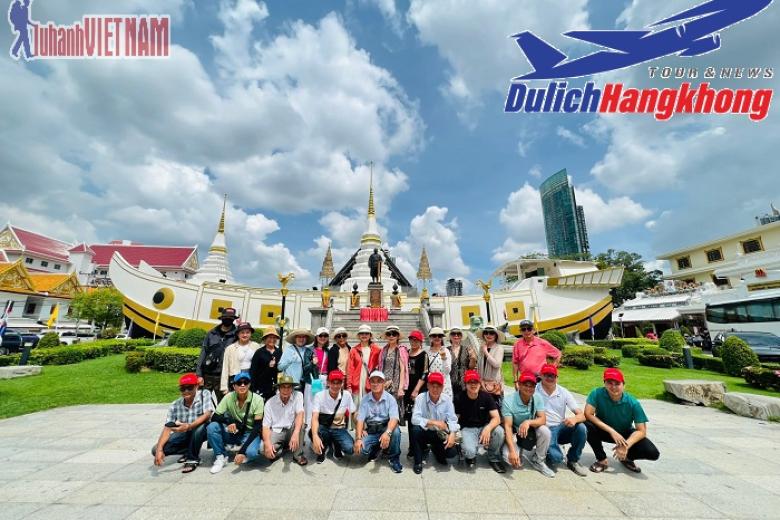 Khách chụp ảnh lưu niệm