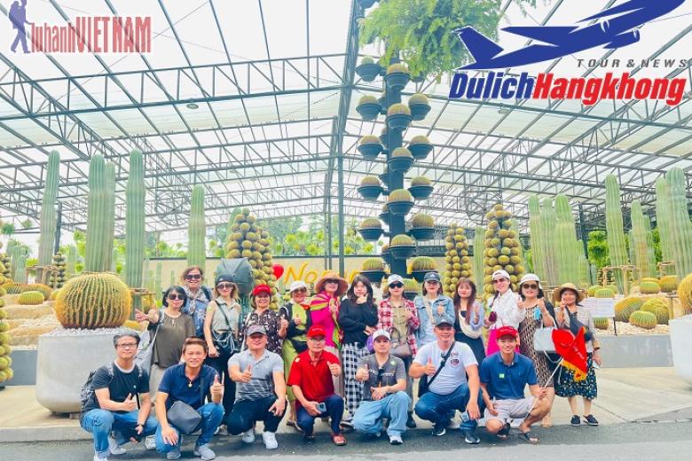 Khách chụp ảnh lưu niệm