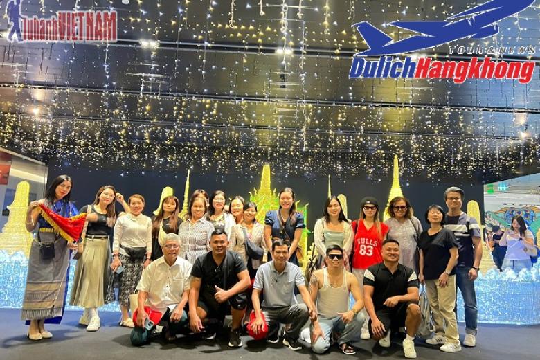 Khách chụp ảnh lưu niệm