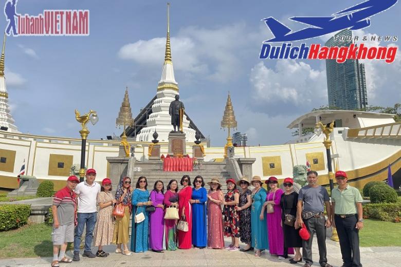 Khách chụp ảnh lưu niệm