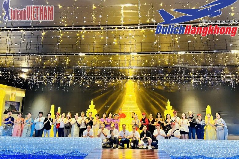 Khách chụp ảnh lưu niệm