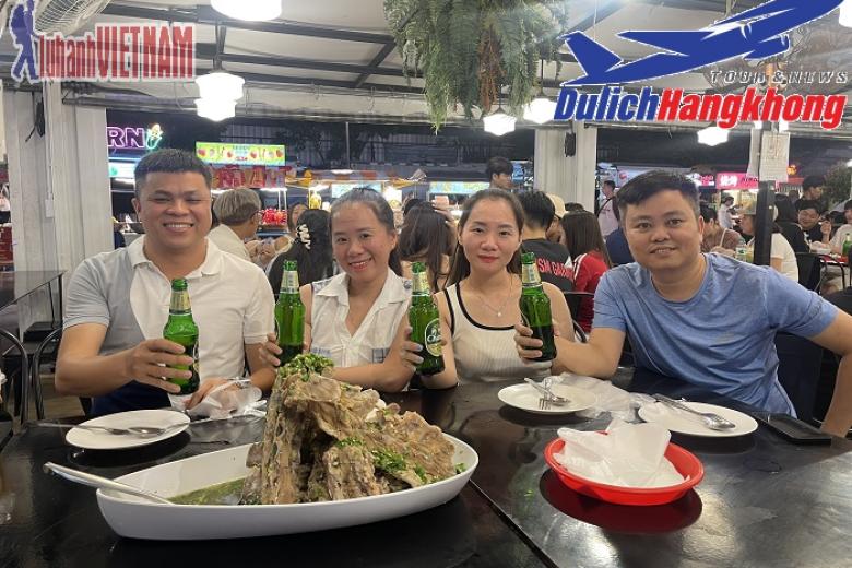 Khách dùng bữa