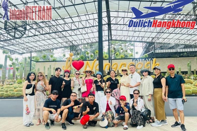 Khách chụp ảnh lưu niệm