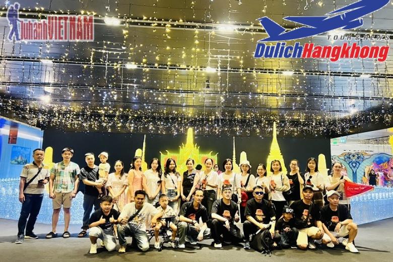 Khách chụp ảnh lưu niệm
