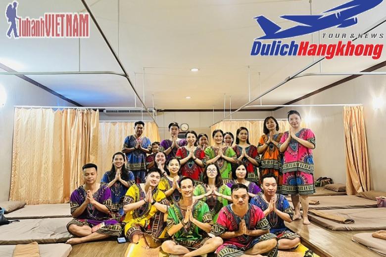Khách chụp ảnh lưu niệm