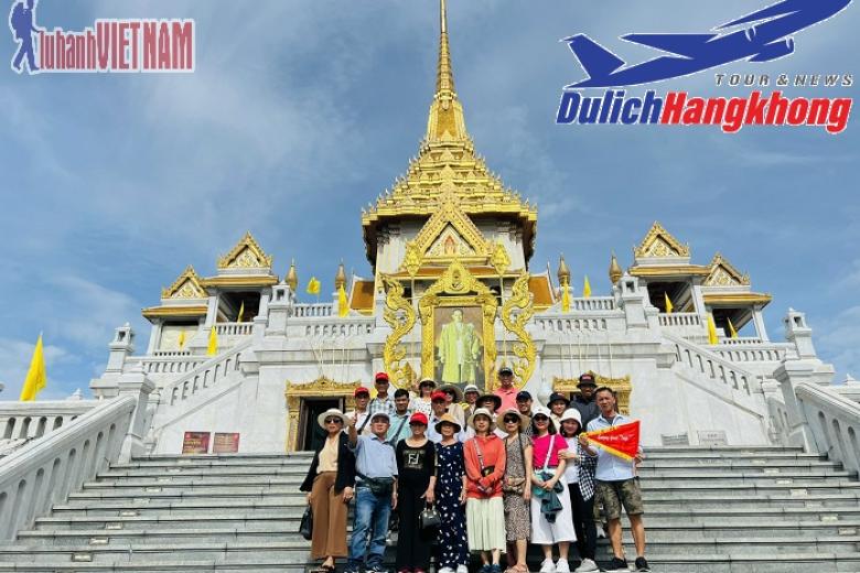 Khách chụp ảnh lưu niệm