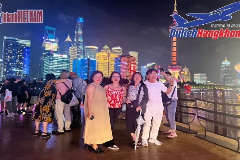 Khách chụp ảnh lưu niệm