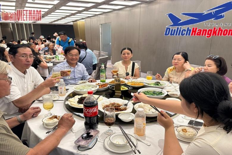 Khách dùng bữa