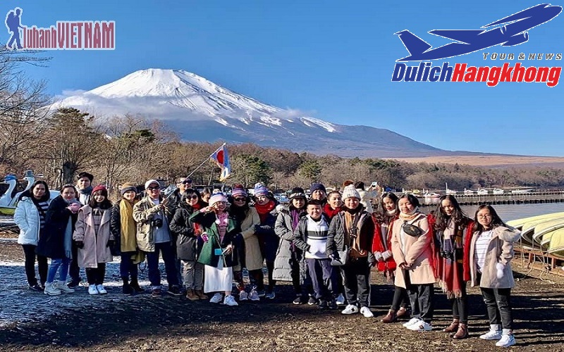 Du khách trải nghiệm chinh phục Núi Phú Sĩ