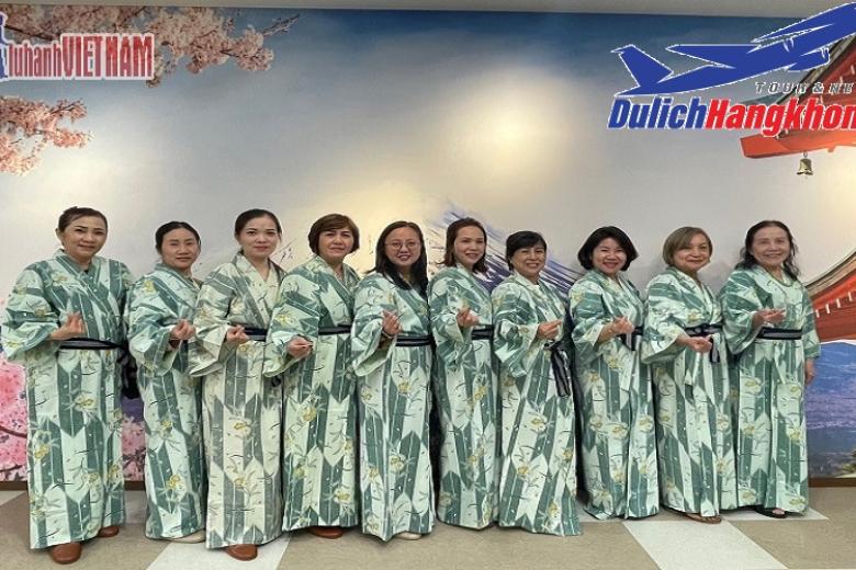 Khách chụp ảnh lưu niệm