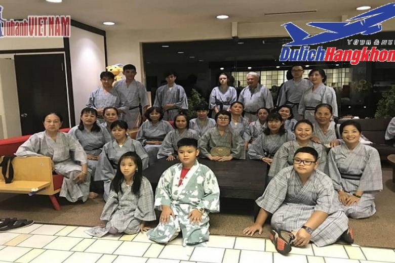 Khách chụp ảnh lưu niệm