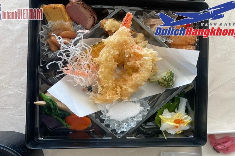 Khách dùng bữa