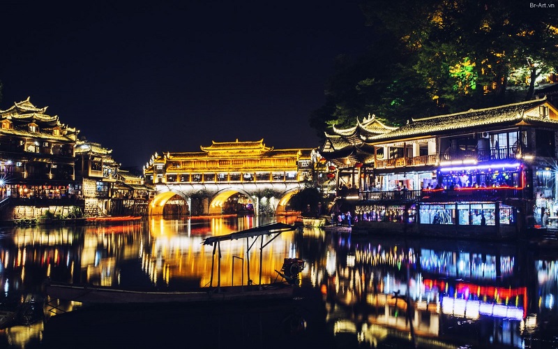 Phượng Hoàng Cổ Trấn về đêm