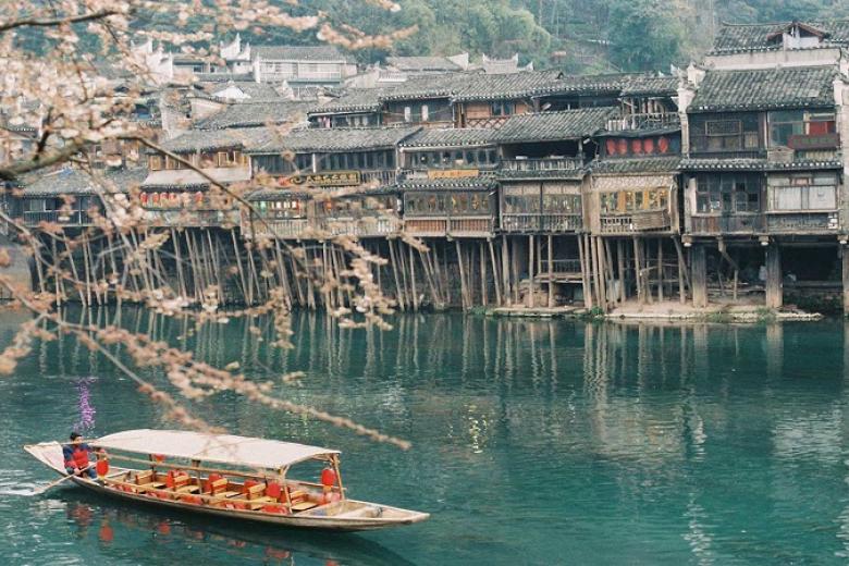 Phượng Hoàng Cổ Trấn