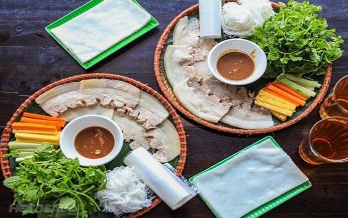 Bánh tráng cuốn thịt heo chấm mắm nêm ngon trứ danh của Đà Nẵng