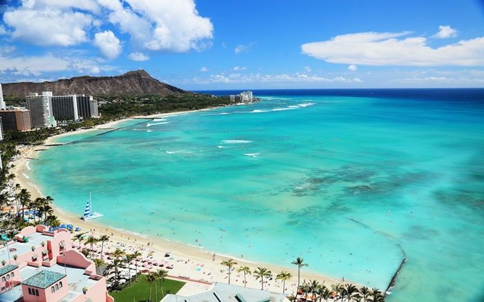 Bãi biển Waikiki nổi tiếng tuyệt đẹp trên đảo Oahu