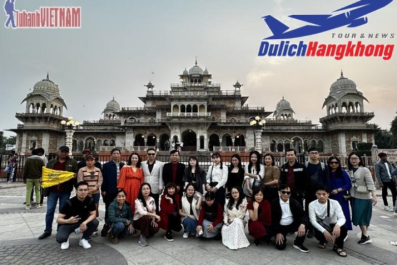 Khách chụp ảnh lưu niệm