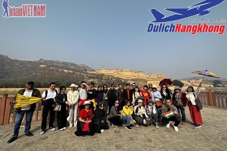 Khách chụp ảnh lưu niệm