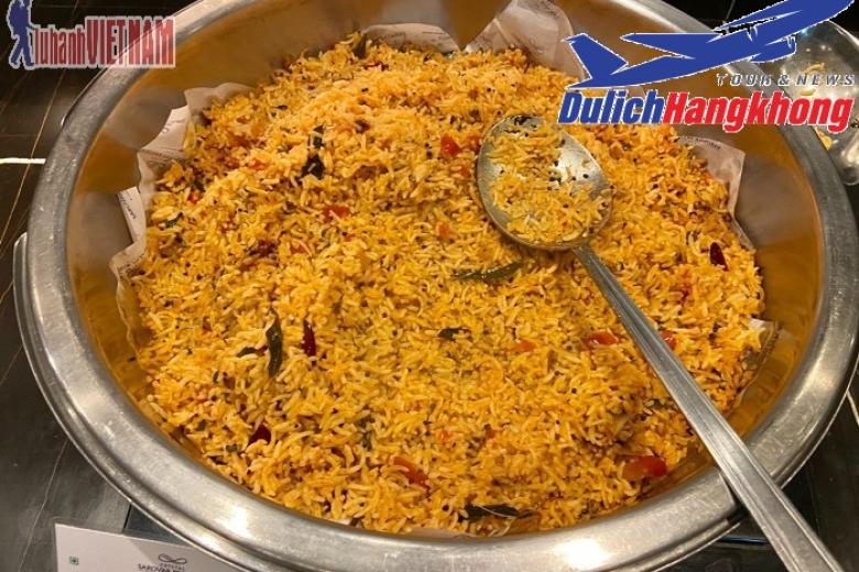 Khách dùng bữa