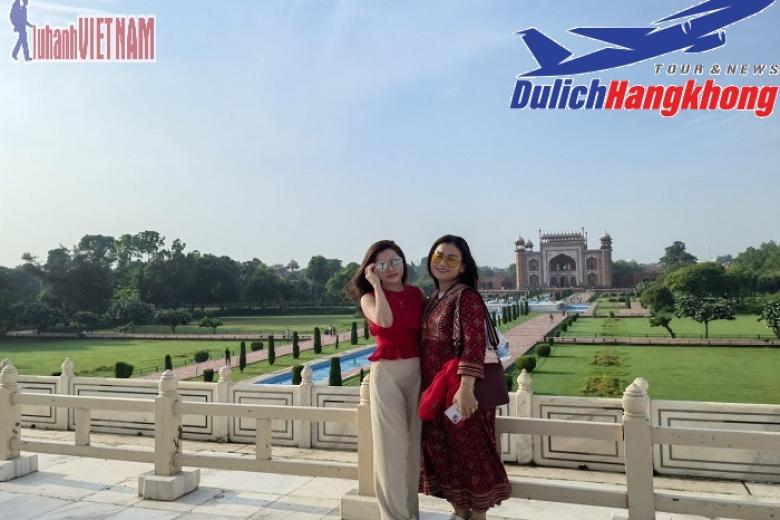 Khách chụp ảnh lưu niệm