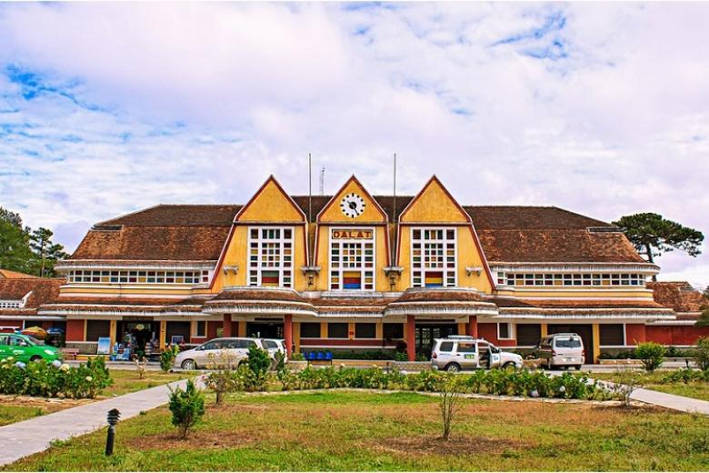 Ga xe lửa cổ