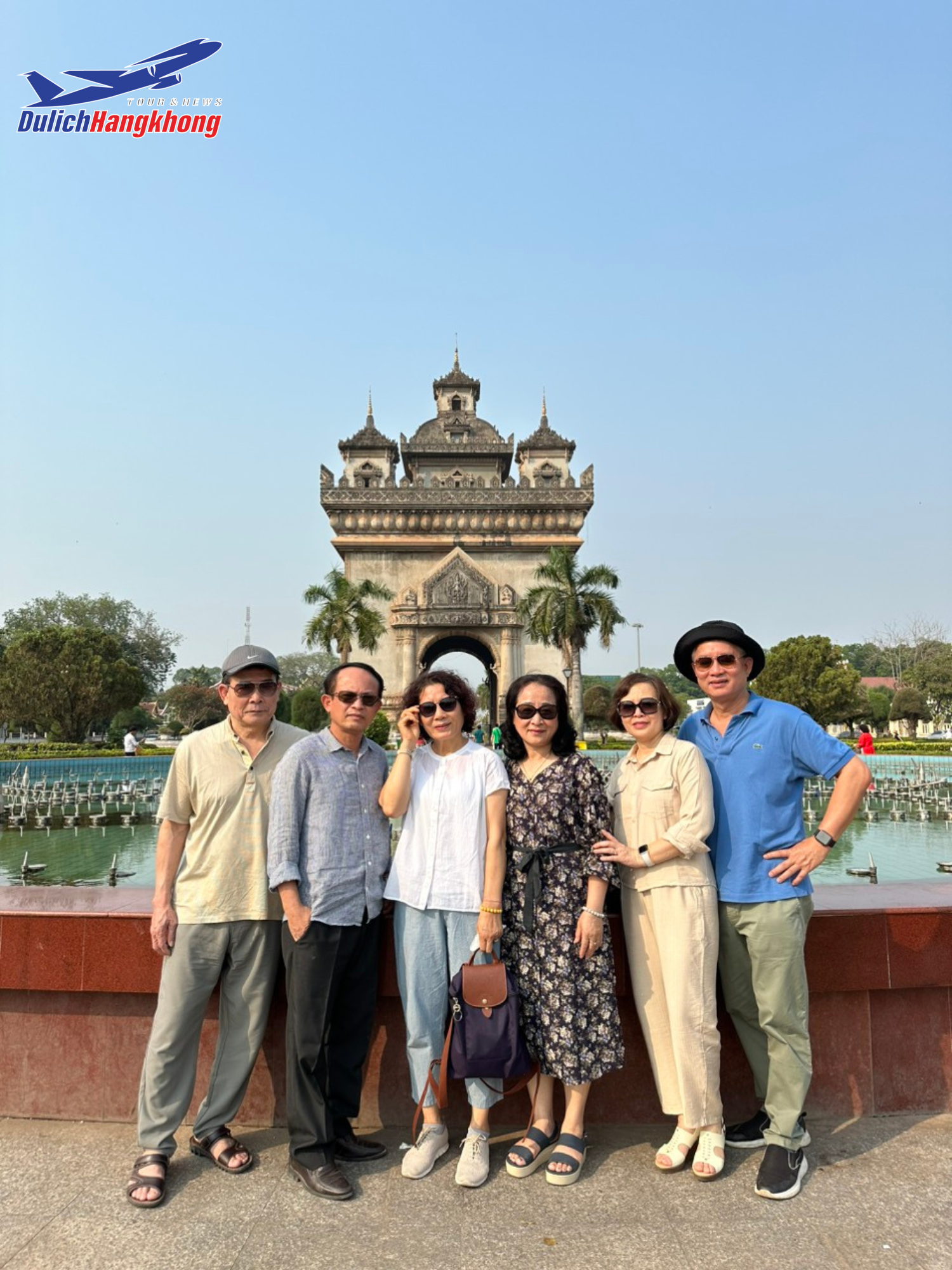 Du khách trải nghiệm Tour Lào