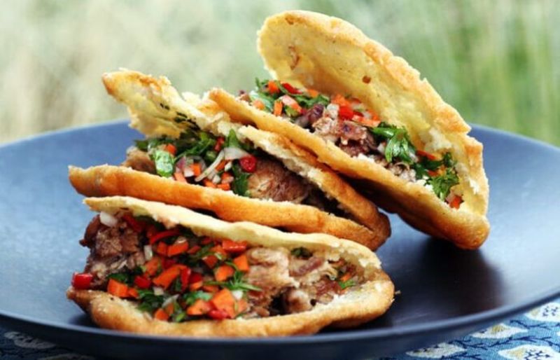 Arepas là món bánh ngô phổ biến ở Colombia và Venezuela