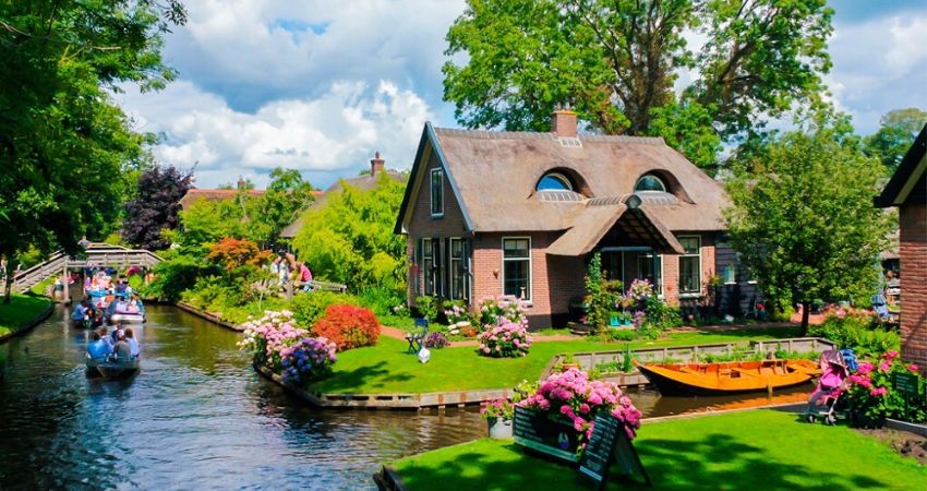 Làng cổ Giethoorn Hà Lan