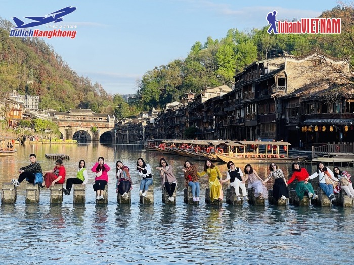 Du khách trải nghiệm tại Phượng Hoàng Cổ Trấn