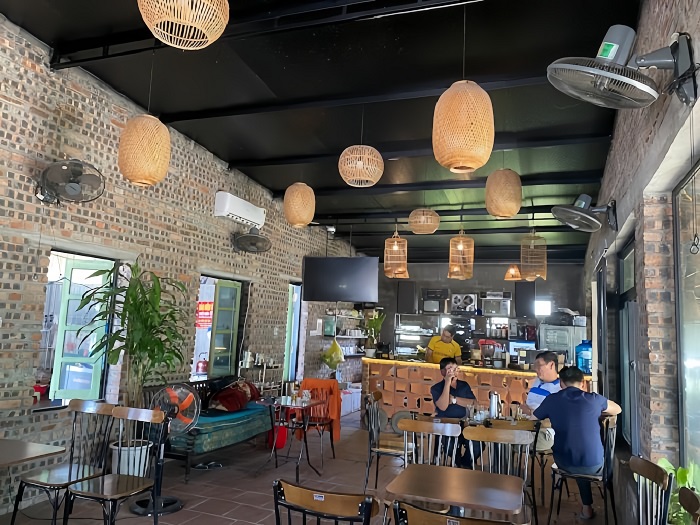 Không gian quán cà phê gần sân bay Vinh - Bờm Cafe rộng rãi