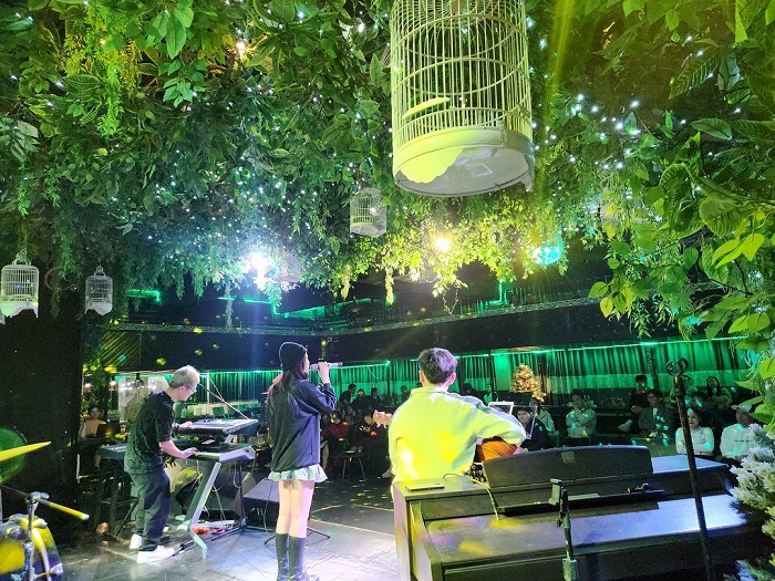 Thưởng thức đêm diễn ca nhạc tại quán Choa Coffee quán cà phê gần sân bay Vinh 