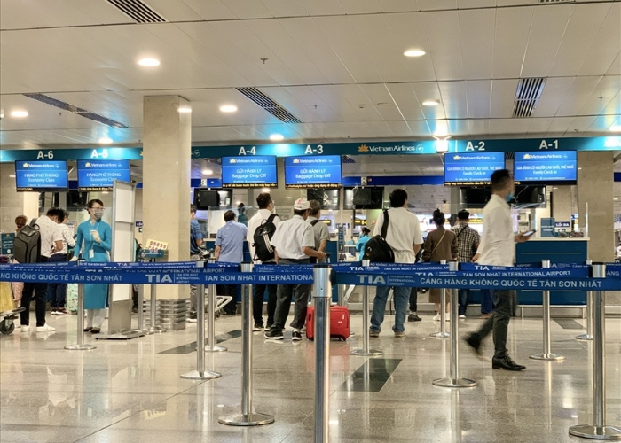 Hướng dẫn check in tại sân bay Tân Sơn Nhất - Các bạn cần xếp hàng để làm thủ tục check in