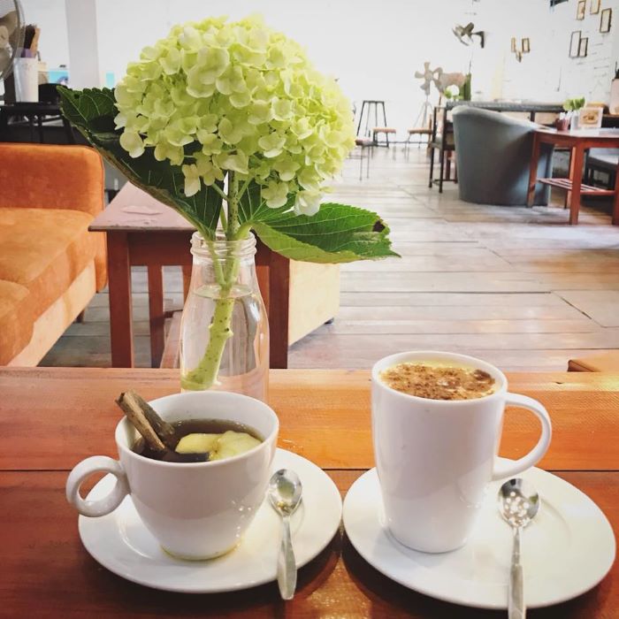 Uống trà quế, cafe và ngồi trò chuyện tại Kefi quán cà phê gần sân bay Vinh