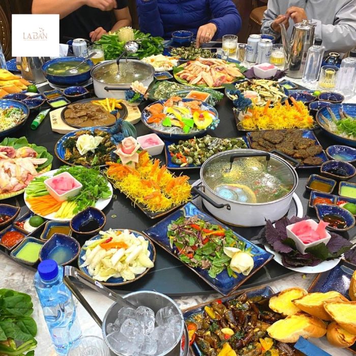 Đồ ăn hấp dẫn, nhiều món đa dạng tại quán ăn ngon gần sân bay Vân Đồn La Bàn