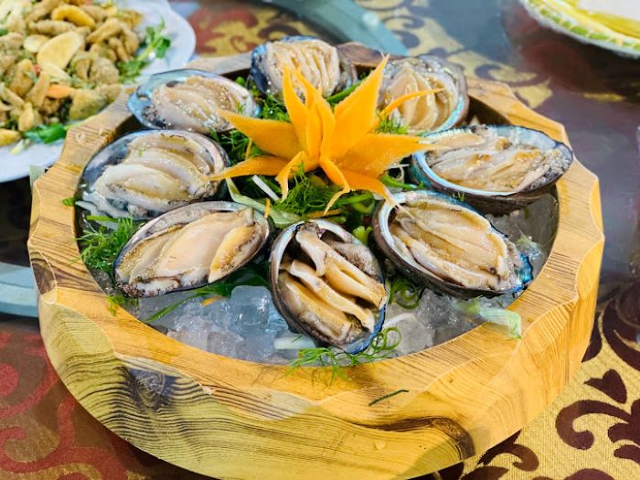 Đồ ăn hấp dẫn du khách tại Song Long khi đến quán ăn ngon gần sân bay Vân Đồn