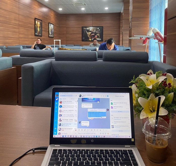 Ngồi làm việc, giải quyết công việc tại phòng chờ của sân bay Chu Lai 