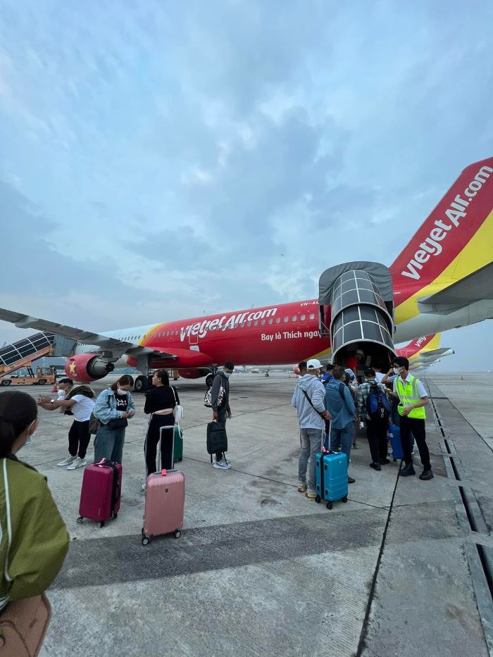 Hành khách di chuyển ra tàu bay của sân bay Chu Lai 