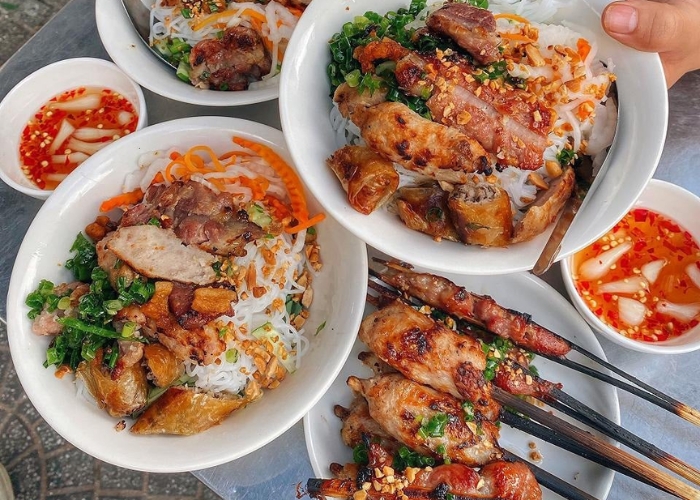 Bún thịt nướng tại quán bà Tý rất nổi tiếng ở Huế