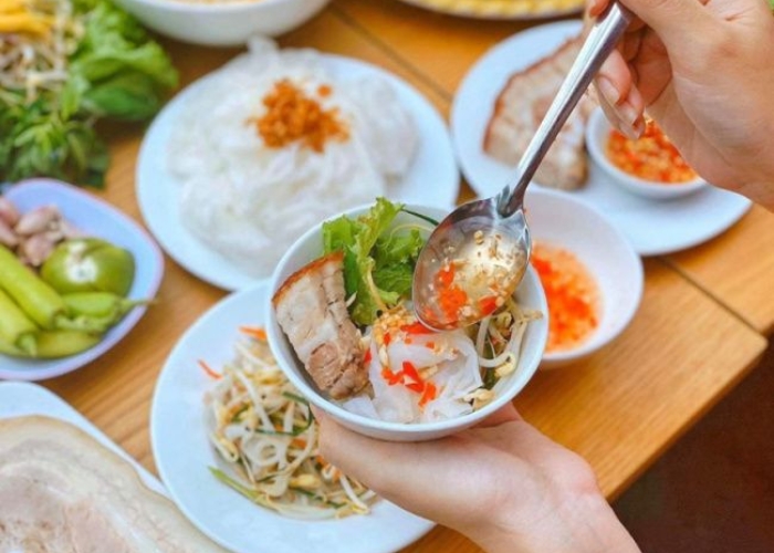 Quán Huyền Anh là một trong những địa chỉ bún thịt nướng nổi tiếng ở Huế