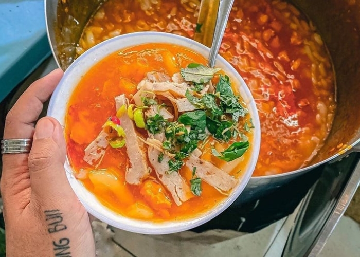 Quán bánh canh Nam Phổ là món ăn bạn không nên bỏ qua khi tới Huế