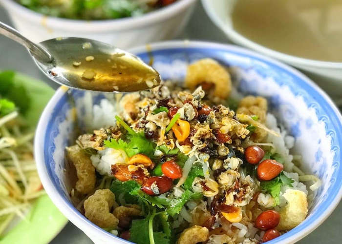 Cơm hến Bà Cam là địa chỉ quen thuộc của nhiều người dân Huế