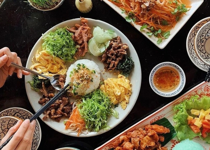Cơm âm phủ là một món ăn truyền thống nổi tiếng ở Huế