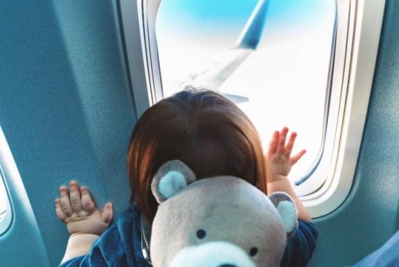 Trẻ bao nhiêu tuổi có thể đi máy bay một mình? Những lưu ý