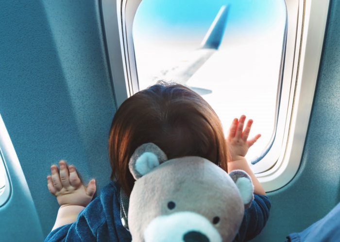 Trẻ bao nhiêu tuổi có thể đi máy bay một mình? Những lưu ý
