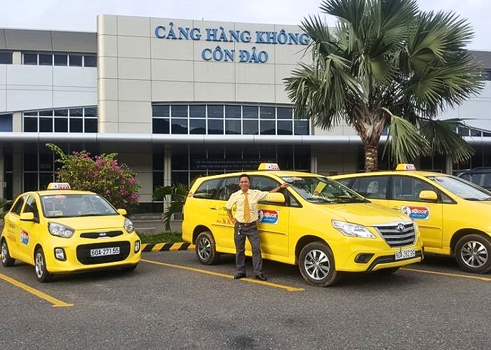 Taxi là phương tiện được nhiều du khách lựa chọn khi di chuyển từ sân bay Côn Đảo về trung tâm