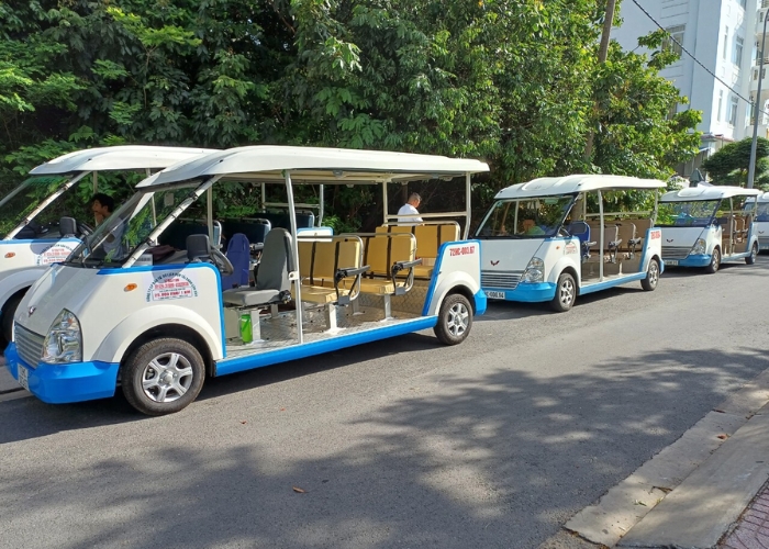 Một số khu nghỉ dưỡng hoặc dịch vụ du lịch trên đảo cung cấp xe điện đưa đón du khách