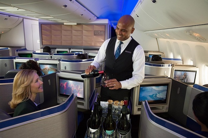 Phục vụ rượu trên chuyến bay của hãng hàng không United Airlines